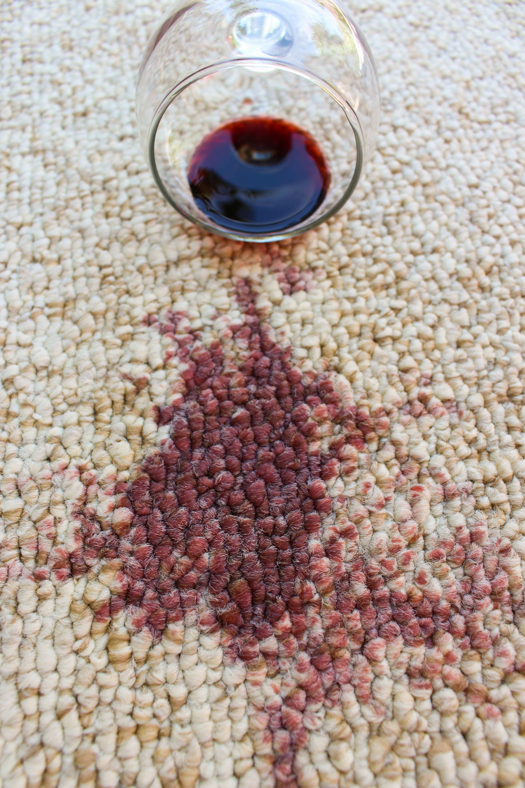 Verre de vin rouge renversé et tache sur un tapis avant le nettoyage professionnel Exl-Or à Québec
