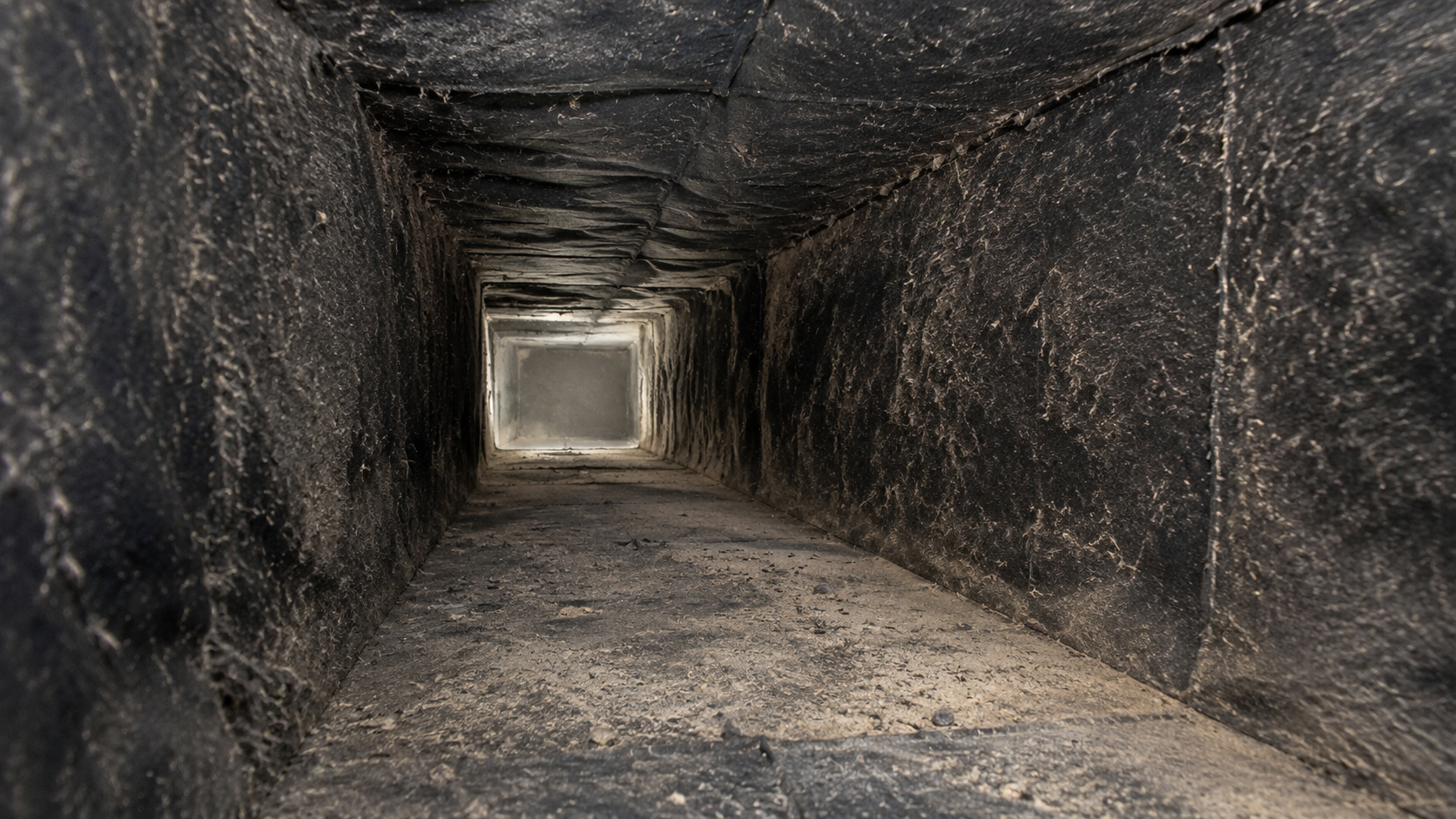 Intérieur d'un conduit de ventilation très encrassé par la poussière et les débris avant nettoyage par Nettoyage Exl-Or